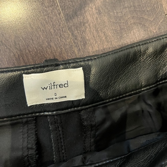 Black Wilfred Effortless Short in vegan leather - Picture 3 of 5